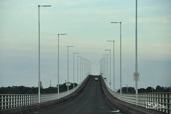 A ponte que cruza o rio Uruguay e une a Argentina ao Uruguai, na cidade de Paysandú